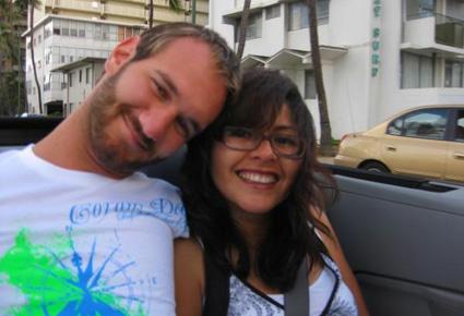 أشهر متحدّ للإعاقة في العالم يقضي شهر العسل مع زوجته الجديدة